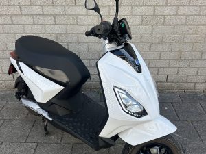 Piaggio One Electrische Bromscooter